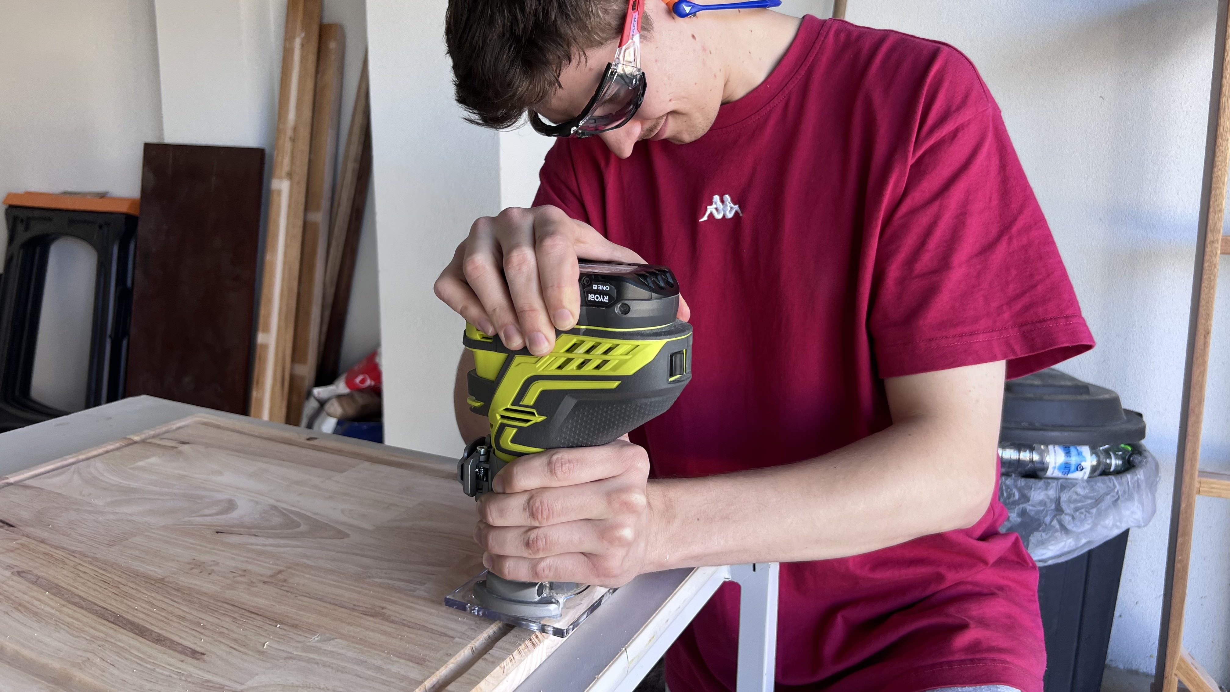 Using a RYOBI Router to create a border on DIY chopping board